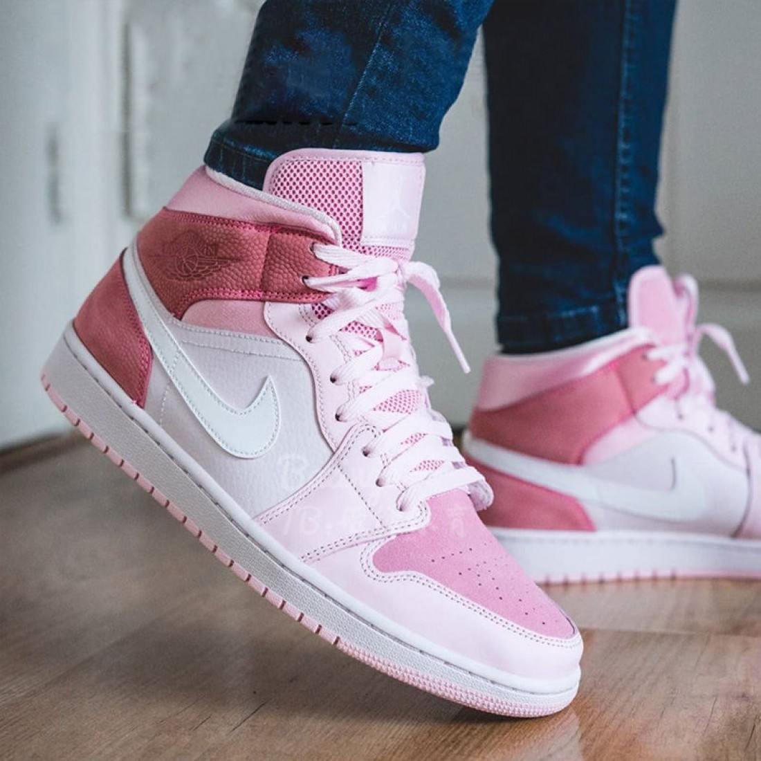 Jordan 1 Mid Pink Quartz